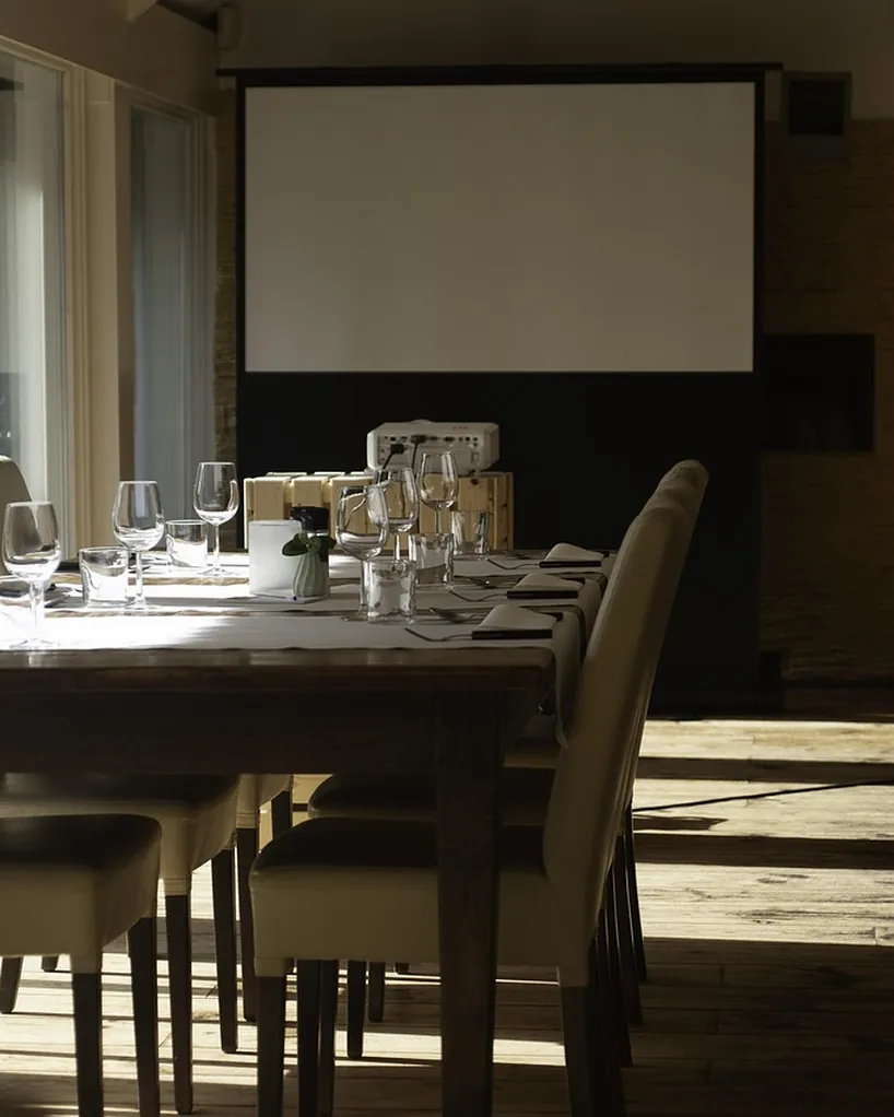 Sala de dirección con vista a la ciudad