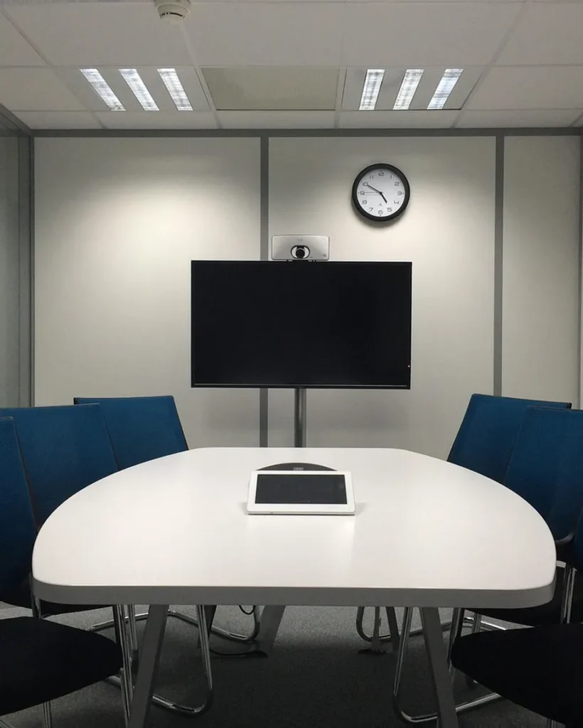 Sala de juntas directivas en sesión de trabajo